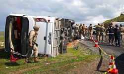 Diyarbakır'da midibüsün devrildi
