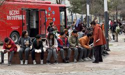 Erzincan'da öğrenciler Kütüphane Haftası'nı açık havada kitap okuyarak kutladı