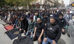 Filistinliler, İsrail'in kapalı tuttuğu Mescid-i Aksa çevresinde cuma namazı kıldı