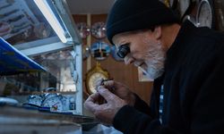 Yarım asrı aşkın süredir saat tamiri yapıyor