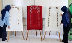 Türk İslam motiflerini işledikleri seccadelerin gelirini Gazze'ye gönderecekler