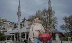 12 yaşındaki kız sırtında taşıdığı iyiliklerle hayatlara dokunuyor