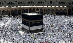 Hacı adayları Kurban Bayramı öncesi son cuma namazını Kabe'de kıldı