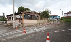 Eskişehir'de yıldırım isabet eden caminin minaresi yıkıldı