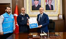 Malatya Valisi Yavuz, kurbanını TDV'ye emanet etti
