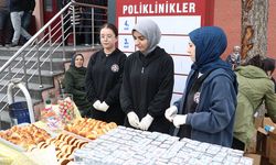 Kayseri'de lise öğrencileri hastane önünde hasta ve yakınlarına ikramda bulundu