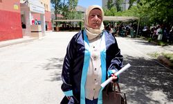 Şehit oğlunun isteğini yerine getiren anne 51 yaşında liseden mezun oldu