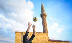 Köylüler, cami avlusunda sporla günün yorgunluğunu atıyor