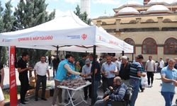 Camilerde vatandaşlara aşure ikram edildi