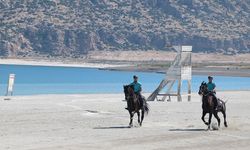 Salda Gölü'nde atlı jandarma ekibi göreve başladı