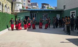Siirt'te gençler minare gölgesinde eğlendi