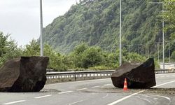 Rize'de yamaçtan kopan kaya parçaları Karadeniz Sahil Yolu'na düştü