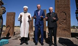 Ahlat'ta şehitler dualarla anıldı