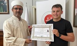 Din kardeşliğinden etkilendi, Müslüman oldu