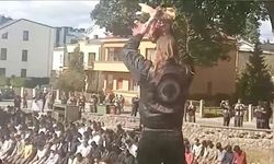 Cami önünde cuma namazı sırasında "domuz başı" provokasyonu