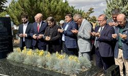 "Bozkırın Tezenesi" Neşet Ertaş, Kırşehir'de mezarı başında anıldı