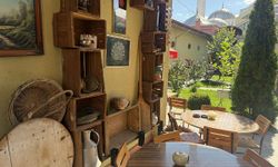 Antikalarla donattığı cami bahçesindeki çay ocağı müzeyi aratmıyor
