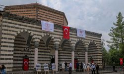 Depremde hasar gören 6 tarihi cami yeniden ibadete açıldı
