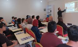 İmam hatipli gençler turistlere İslam'ı anlatmak için gönüllü oldu