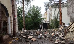 Diyarbakır'daki fırtınada cami minaresi yıkıldı