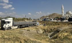 Van'da tır ile minibüsün çarpıştığı kazada bir kişi öldü, 11 kişi yaralandı