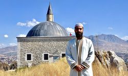 Van Kalesi'nin zirvesindeki camiden ezan sesini duyurmak için her gün binlerce adım atıyor