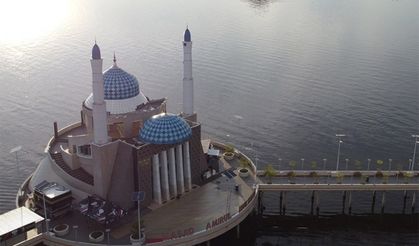 Endonezya'da yüzen cami; 'Amirul Mukminin'
