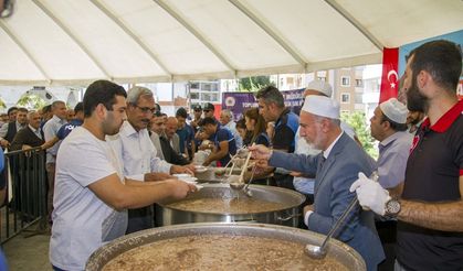 Cemaate aşure ikram edildi