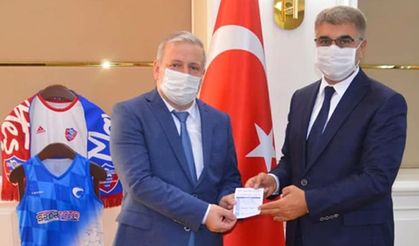 Vali Gürel, Kurbanını Türkiye Diyanet Vakfına bağışladı