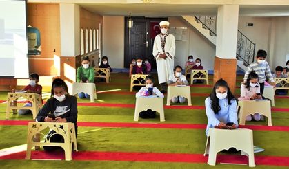 Öğrencilerin uzaktan eğitime katılabilmesi için camiyi dijital sınıfa dönüştürdü