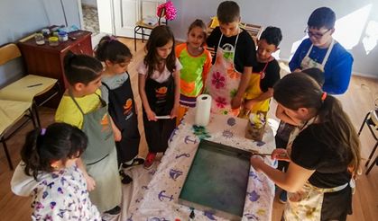 Camiye gelen çocuklar 'Ebru Sanatı' ile tanıştı
