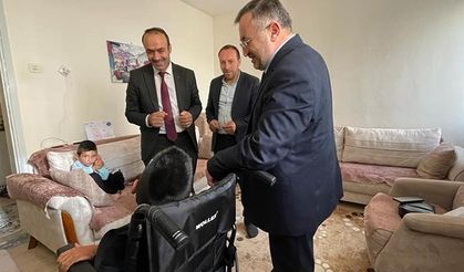 Müftülük engelli vatandaşlara tekerlekli sandalye hediye etti