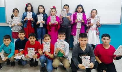 İzmir'de hediye edilen kitaplar öğrencilere ulaştırıldı