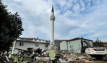 Düzce'deki depremde hasar gören Ayşe Metin Camii yıkıldı