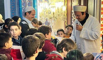 Karnesiyle camiye gelen çocuklara imamdan hediye