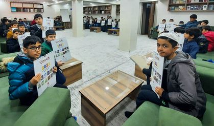 Siirt'te çocuklara "Diyanet Çocuk Takvimi" hediye edildi