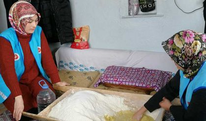 İhsaniye'deki gönüllü kadınlar depremzedeler için ekmek pişiriyor