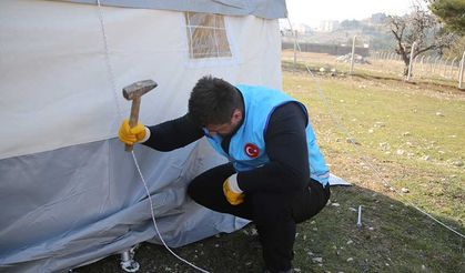 İzci din görevlileri deprem bölgesinde çadır kurulumlarını sürdürüyor