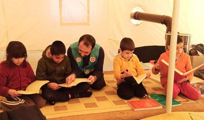 Depremden etkilenen çocuklar çadırda Kur'an öğreniyor