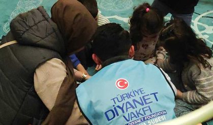 Adana'da depremi yaşayan çocuklar TDV gönüllülerinin oyunlarıyla moral buluyor