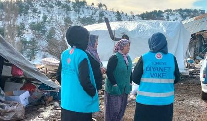 Trabzon'dan deprem bölgesine gelen din görevlileri, yardımlarını sürdürüyor