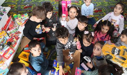 Amasyalı minikler oyuncaklarını depremzede kardeşleriyle paylaştı
