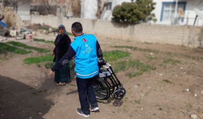 Engelli depremzedelere tekerlekli sandalye desteği