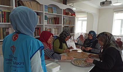 Pınarhisar’da Kur’an kursu öğrencileri depremzedeler için mantı yaptı