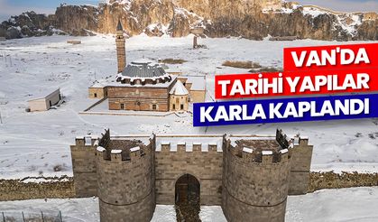 Van'da tarihi yapılar karla kaplandı