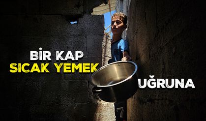 Gazzeliler bir kap sıcak yemek için kuyrukta bekliyor