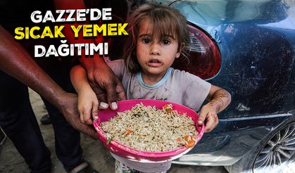 Gazze'de yerinden edilmiş Filistinlilere sıcak yemek yardımı