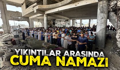 Gazzeliler cuma namazını katil İsrail'in hedef aldığı caminin enkazında kıldı