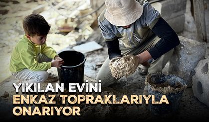 Filistinli adam, yıkılan evini enkazdan topladığı tuğla ve toprakla onarıyor