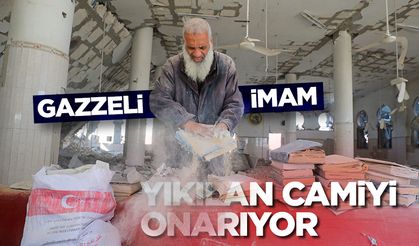 Gazzeli imam, yıkılan camiyi onarıyor